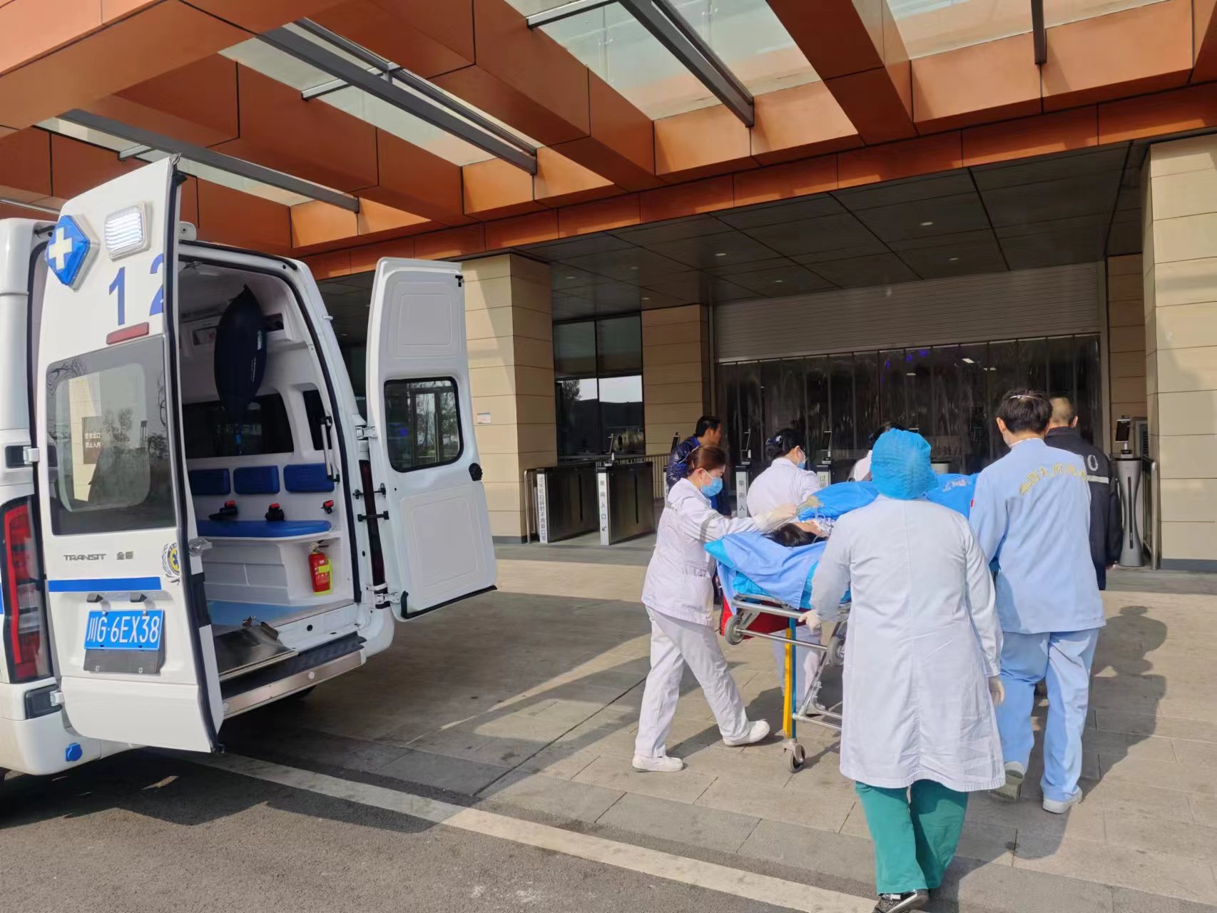 依托危重症双向转诊预约平台,我院助力优质医疗资源下沉-四川大学华西天府医院